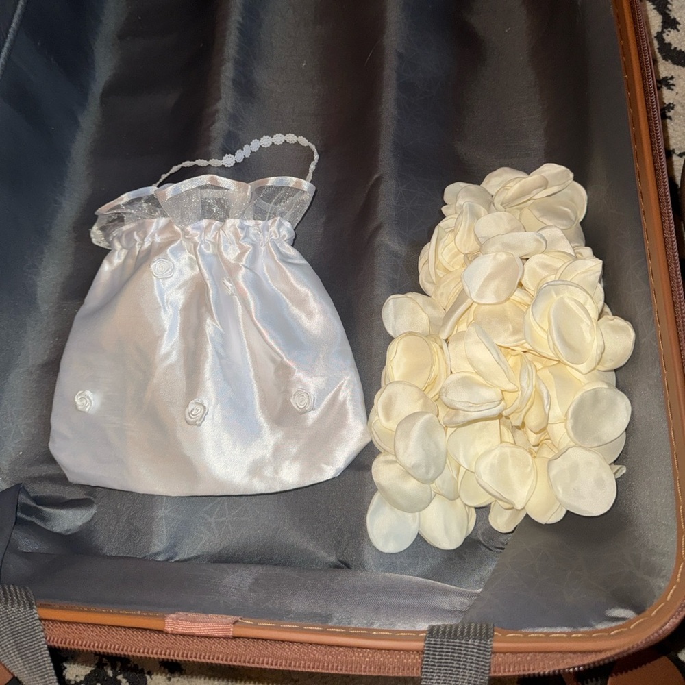 Flower girl pouch and rose petal set